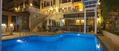 Außenpool (je nach Saison geöffnet), Pool auf dem Dach