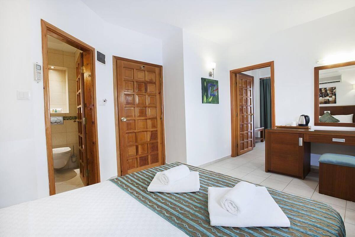 Suite Familiale, 1 lit double et 1 canapé-lit, vue mer | Minibar, bureau, espace de travail pour ordinateur portable