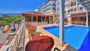 Una piscina al aire libre de temporada, una piscina en la azotea