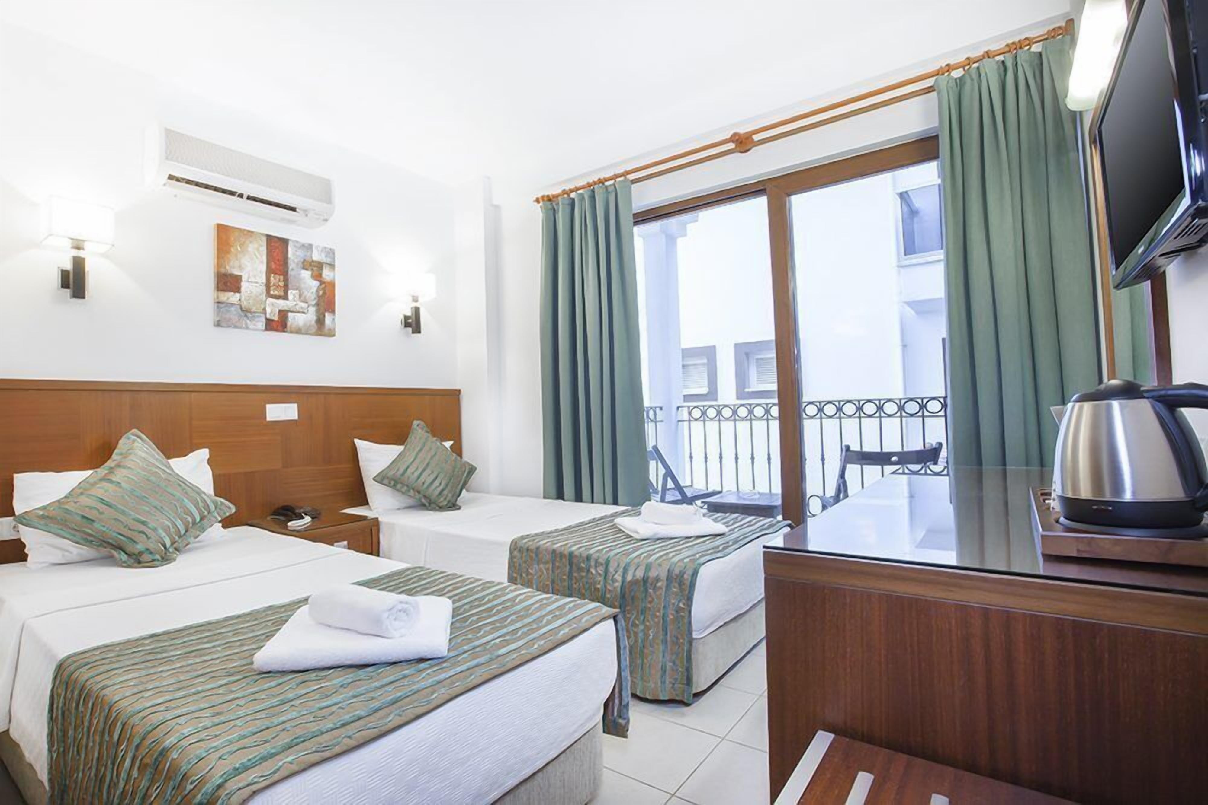 标准双人房或双床房, 阳台, 海景 | 迷你吧、办公桌、笔记本电脑工作区、遮光窗帘