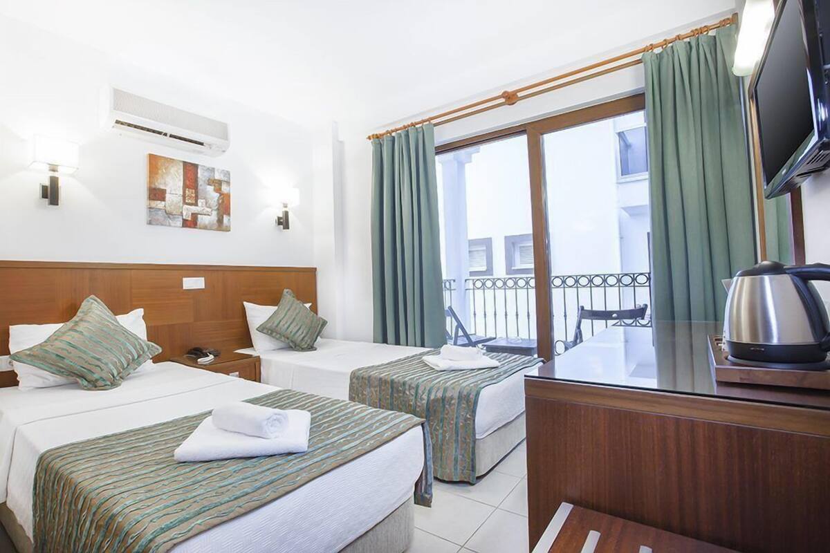 Chambre Standard Double ou avec lits jumeaux, balcon, vue mer | Minibar, bureau, espace de travail pour ordinateur portable