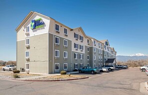 Un hôtel à plusieurs étages avec une enseigne indiquant « Extended Stay America Select Suites ».