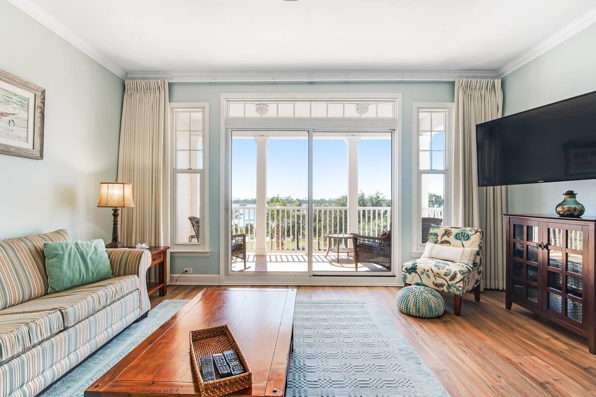 House, Multiple Beds (Apartment) | Living room | TV, DVD player