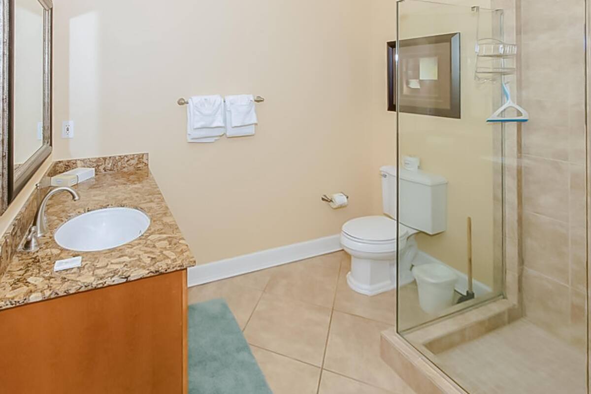 House, Multiple Beds (Apartment) | Bathroom | Combined shower/tub, designer toiletries, hair dryer, towels
