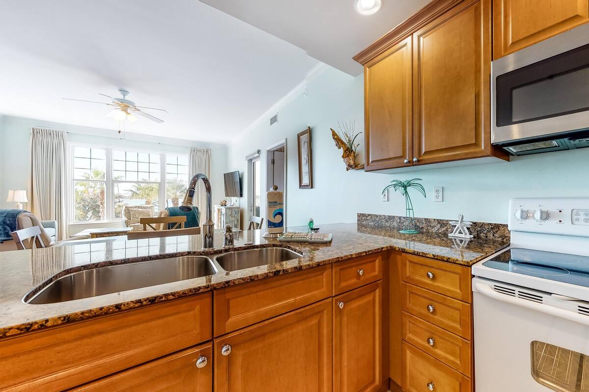 House, Multiple Beds (Apartment) | Private kitchen | Coffee/tea maker, fridge, microwave, cookware/dishes/utensils