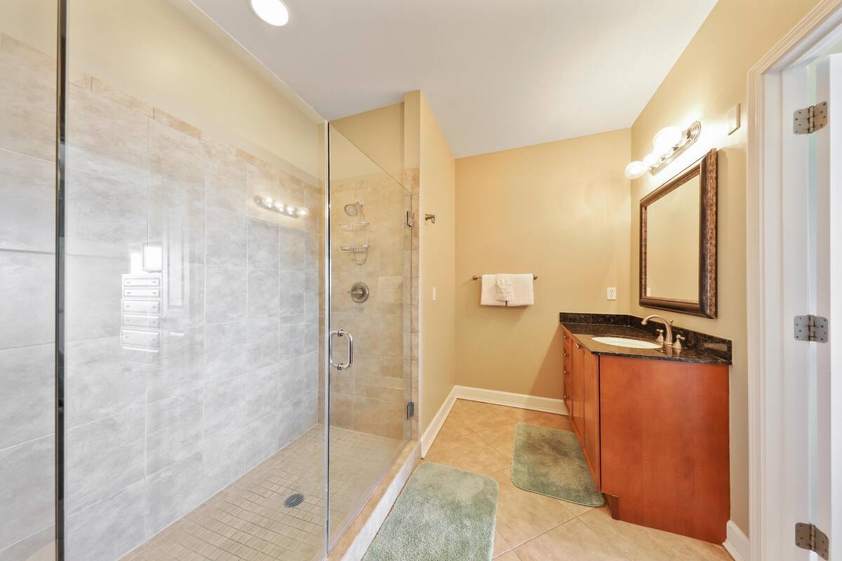 House, Multiple Beds (Apartment) | Bathroom | Combined shower/tub, designer toiletries, hair dryer, towels
