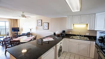 Apartemen | Dapur pribadi | Lemari es besar, microwave, oven, dan kompor