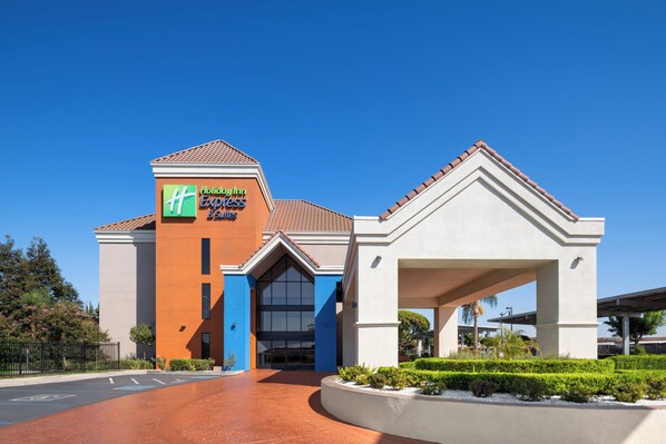 A Holiday Inn Express & Suites hotel entrance with a clear blue sky. - Holiday Inn Express & Suites Lathrop by IHG (Lathrop)