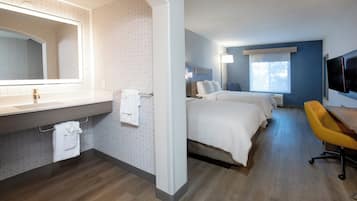 Quarto standard, 2 camas Queen (Extra Floor Space) | Cofres nos quartos, escrivaninha, espaço de trabalho para notebook