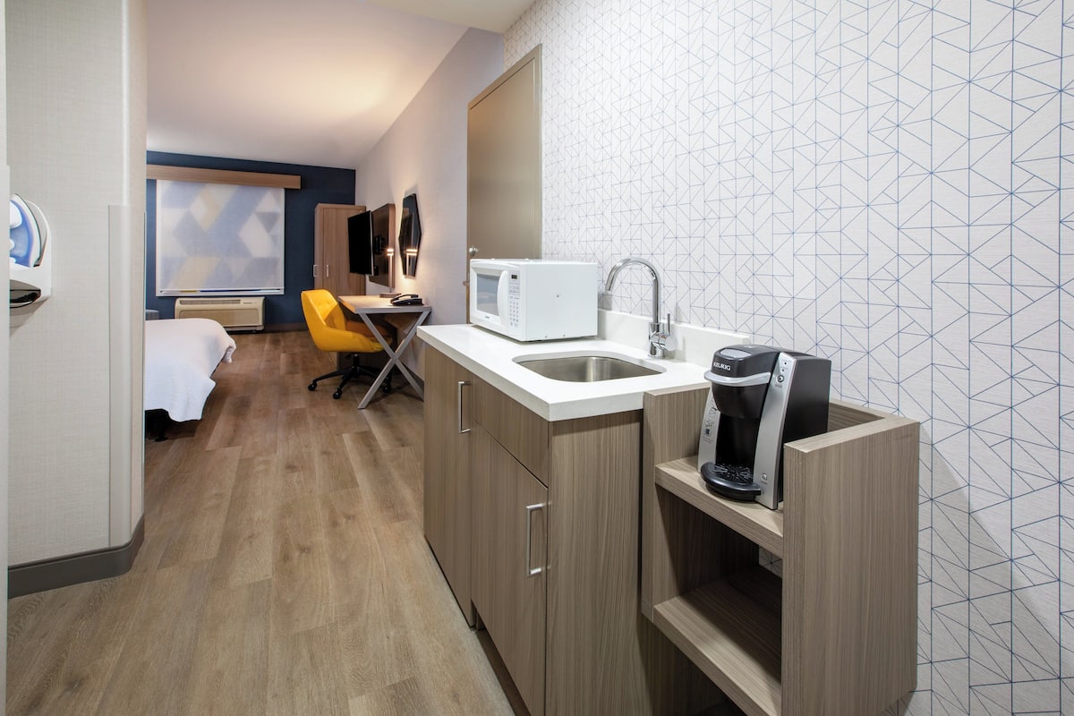 Caja fuerte, escritorio, espacio para trabajar con un portátil