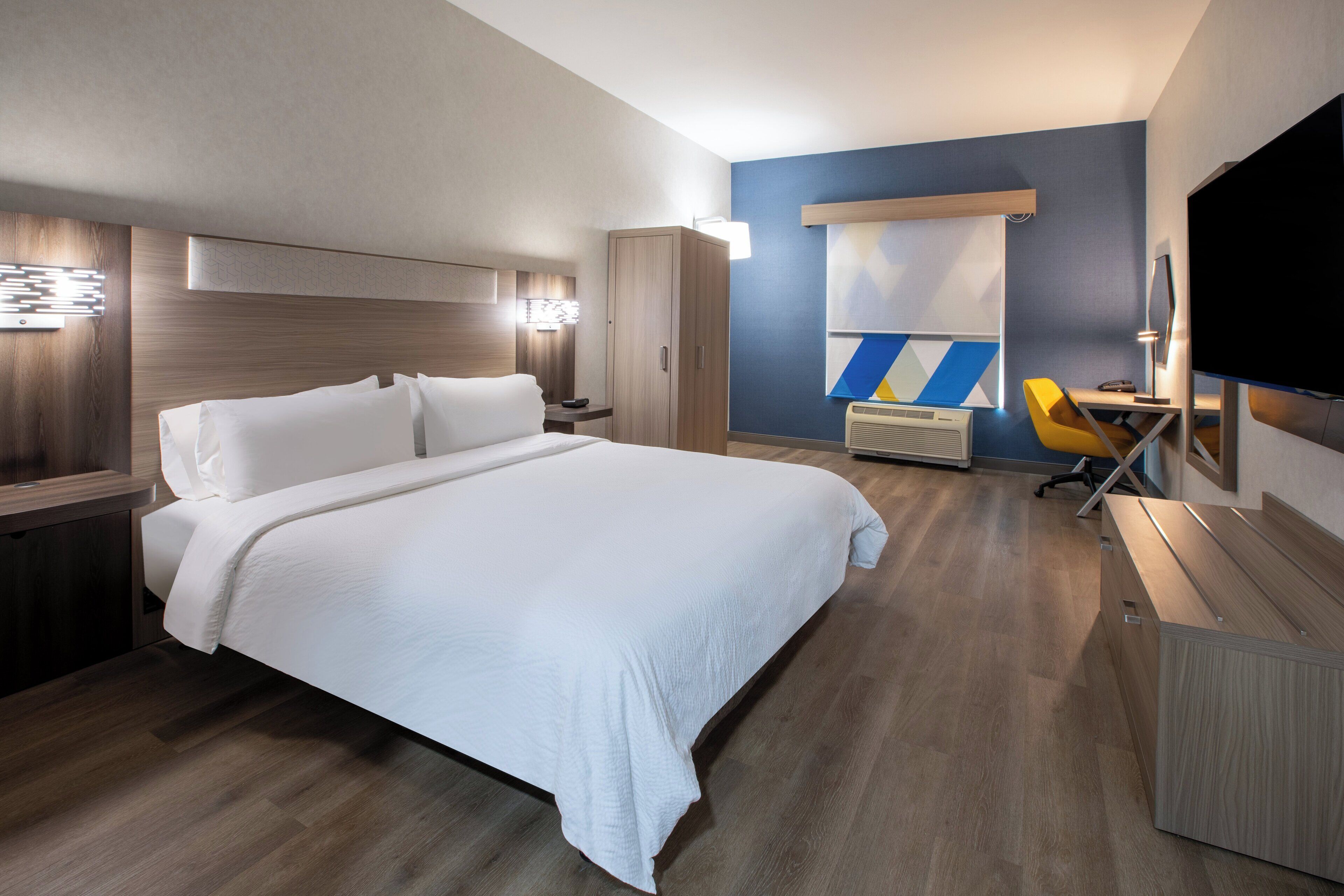 Standard Room, 1 King Bed, Roll-in Shower (Mobility Accessible) | In-room safe, desk, laptop workspace, iron/ironing board