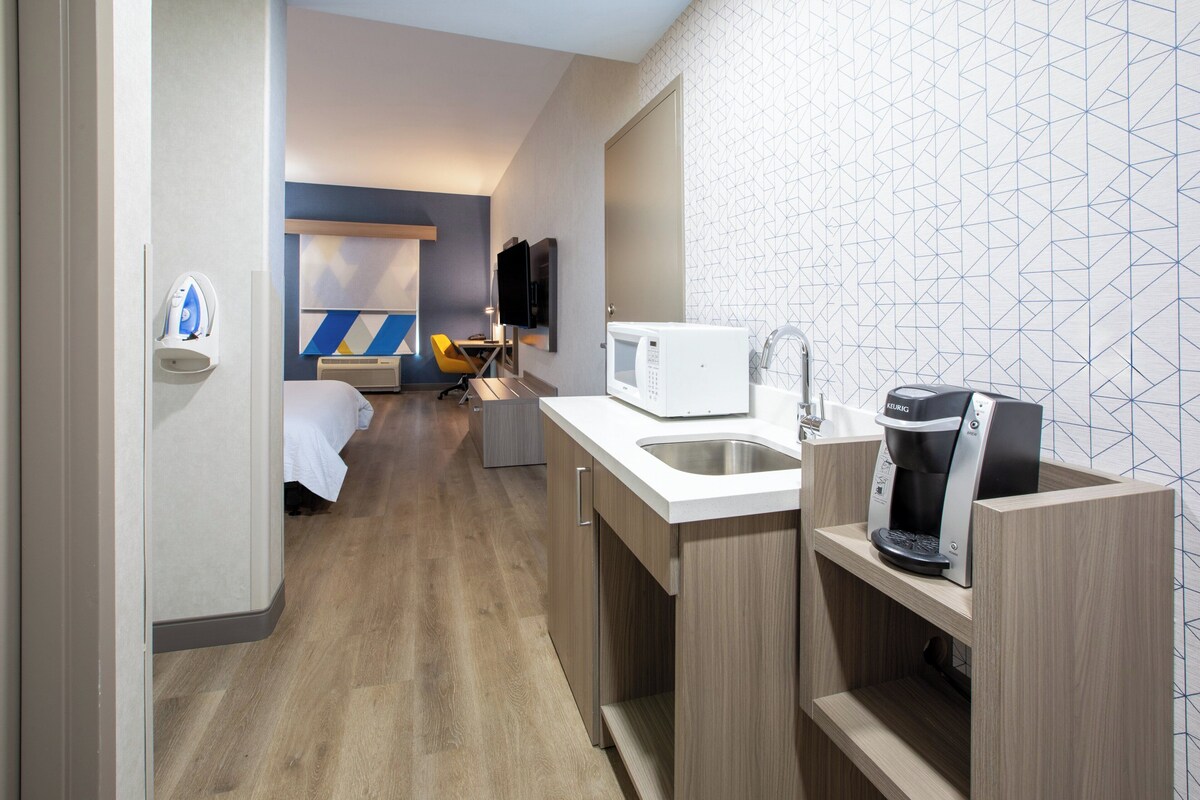 Phòng Tiêu chuẩn, 1 giường cỡ king, buồng tắm phù hợp cho xe lăn (Mobility Accessible) | Két bảo mật tại phòng, bàn, khu vực làm việc phù hợp cho laptop 