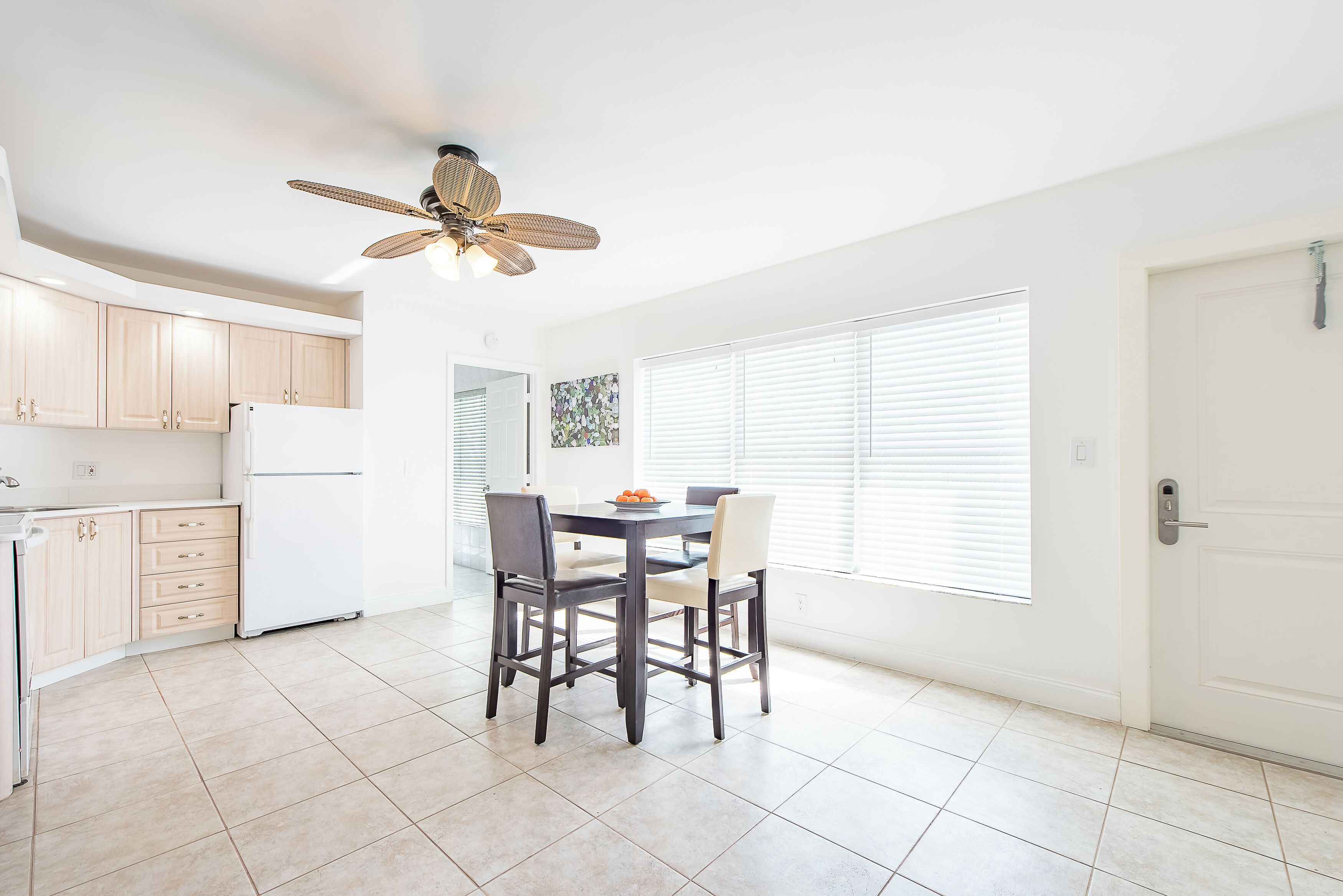 deluxe room, 1 queen bed, non smoking, kitchenette | in-room dining