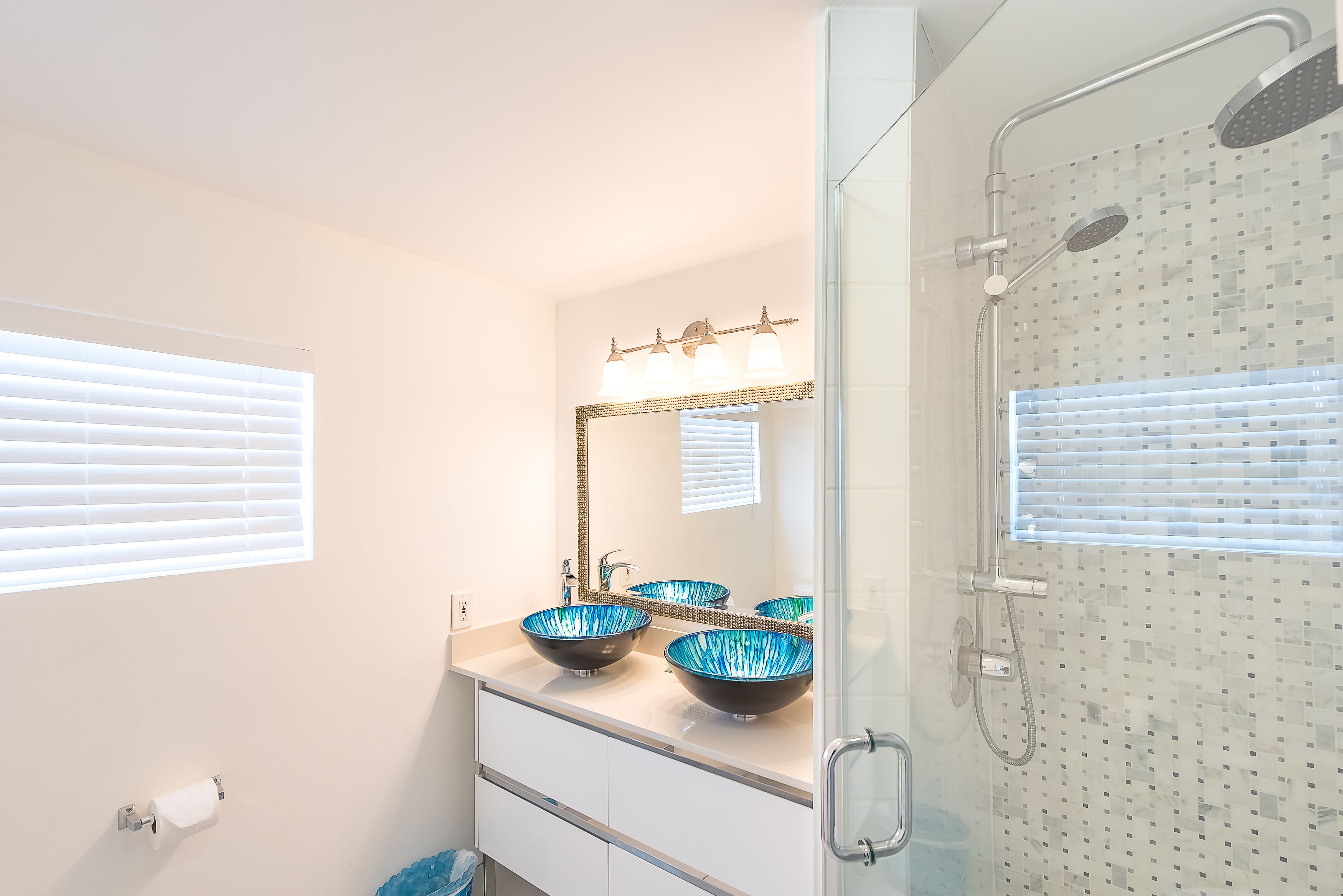 deluxe penthouse, non smoking, kitchen | bathroom | combined shower/bathtub, rainfall showerhead, free toiletries