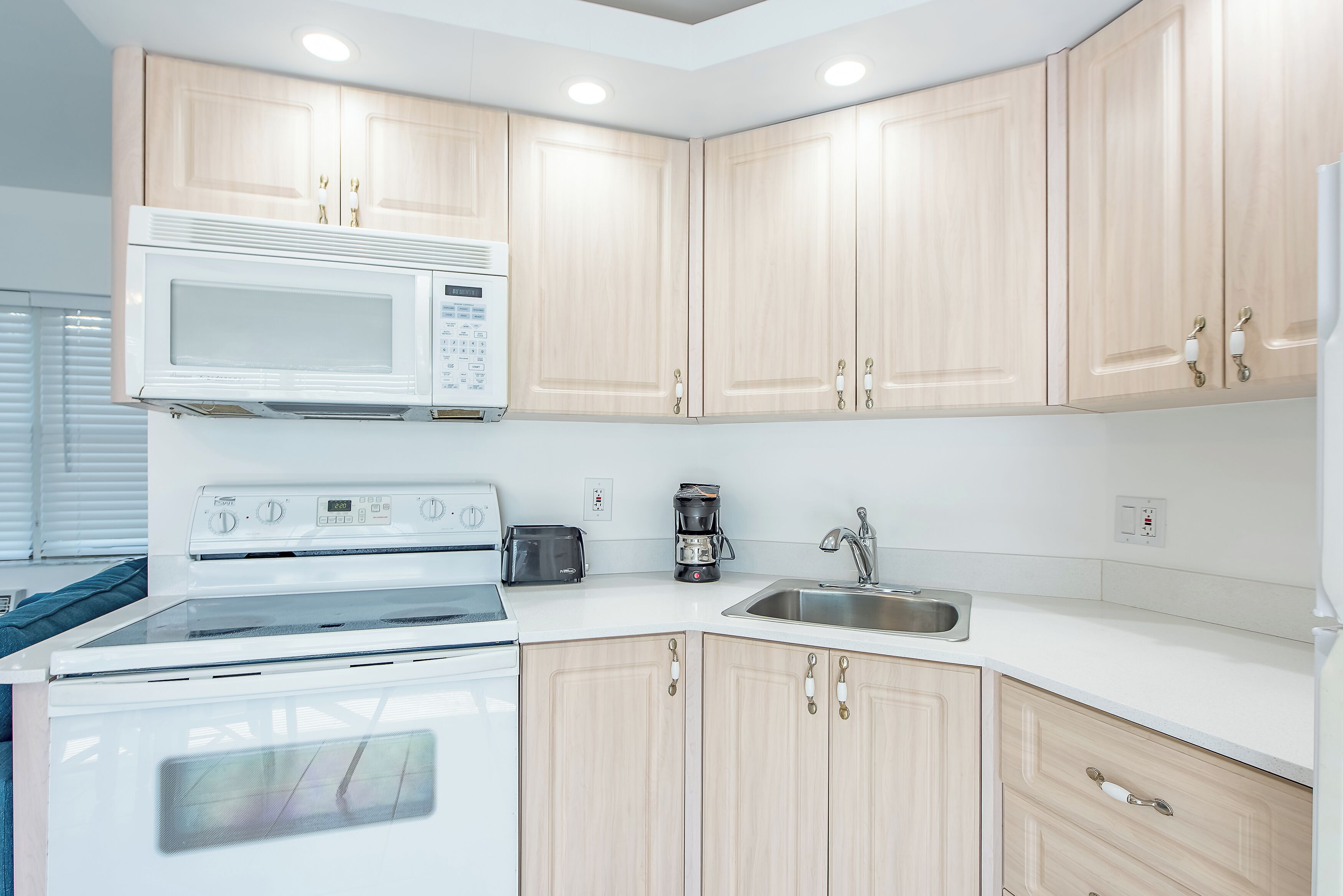 deluxe room, 1 queen bed, non smoking, kitchenette | private kitchen | fridge, microwave, coffee/tea maker, paper towels