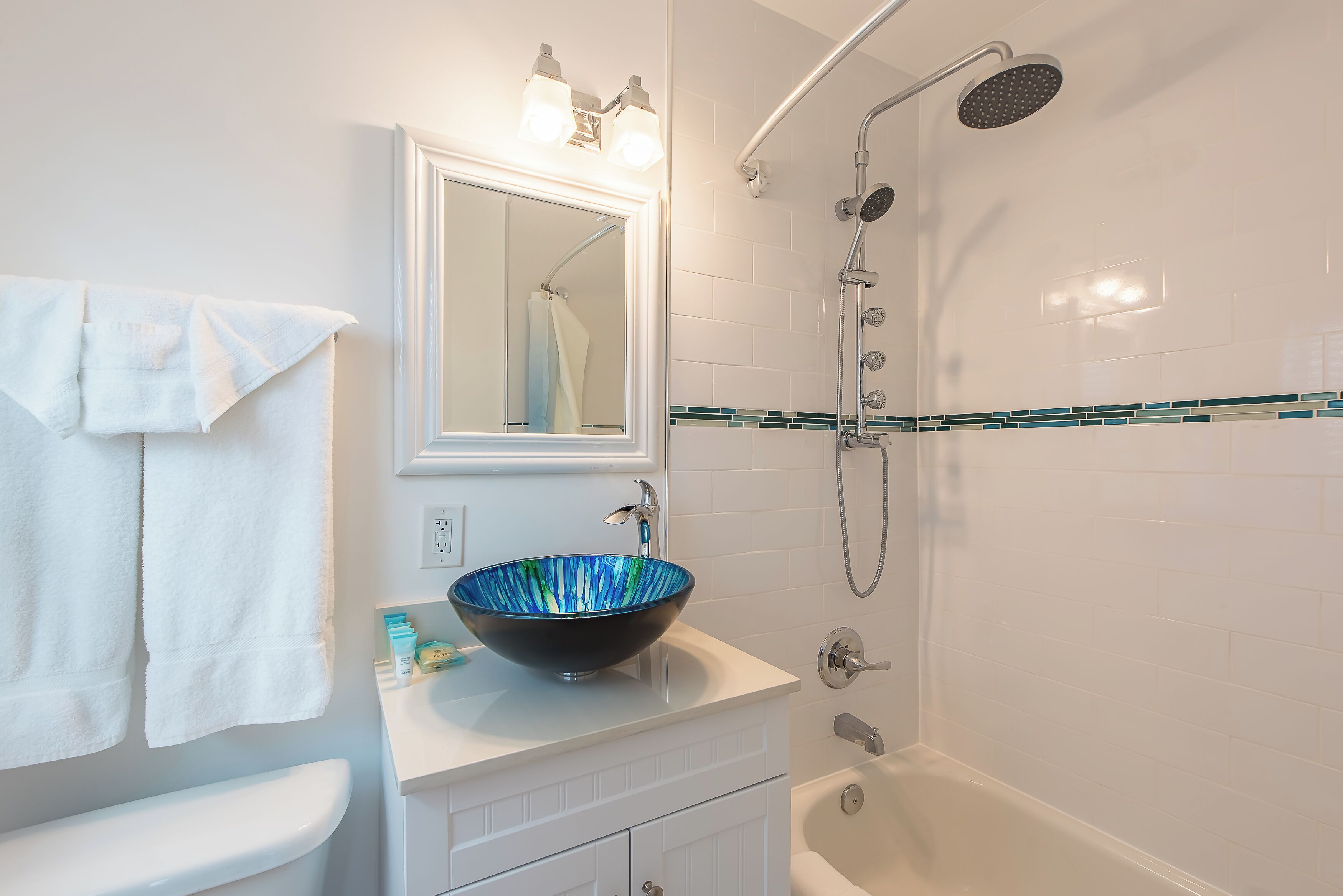 standard room, 2 double beds, non smoking | bathroom | combined shower/bathtub, rainfall showerhead, free toiletries