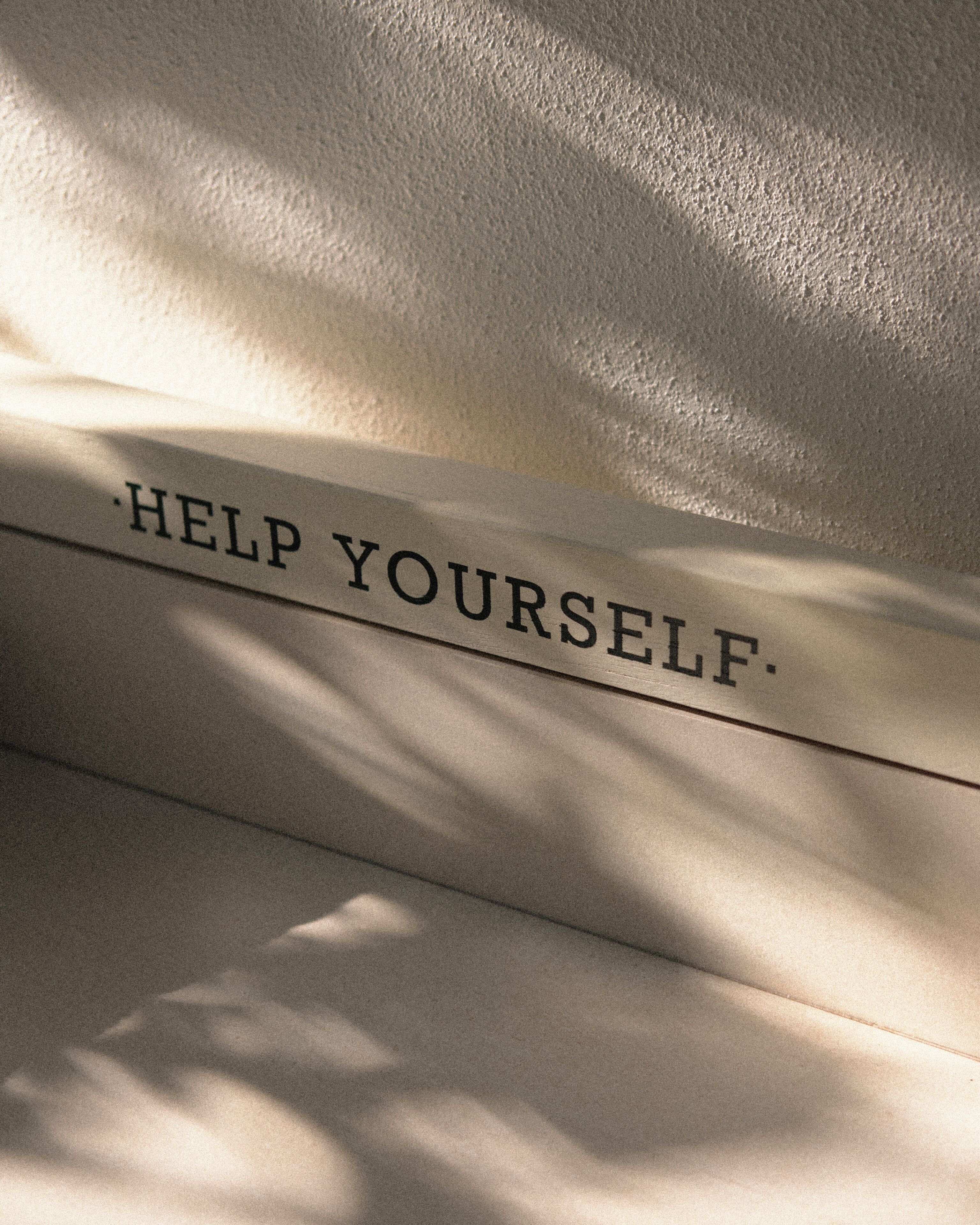 Tejido con el texto 'HELP YOURSELF'.