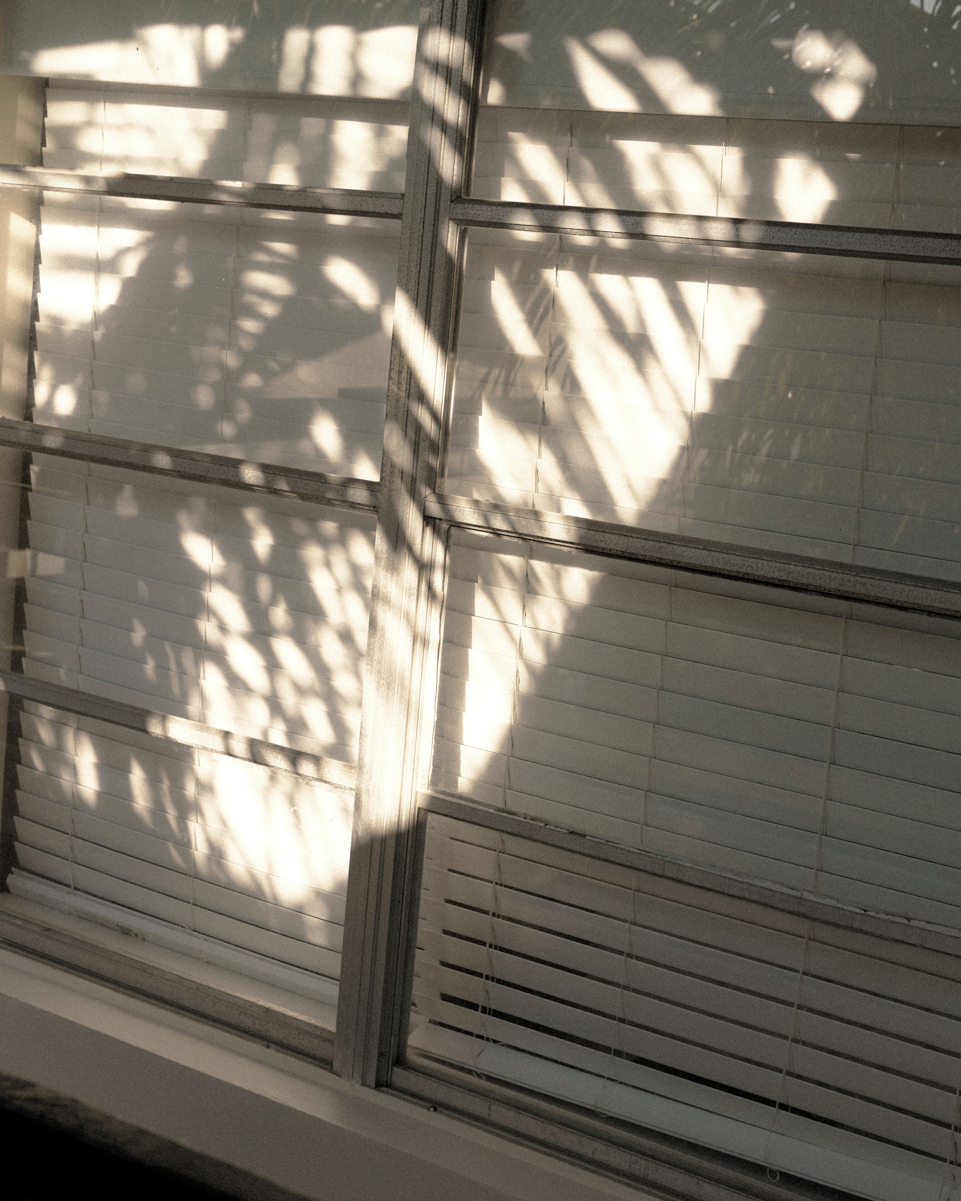 Une porte de garage composée de lames horizontales et d’une structure de support verticale.