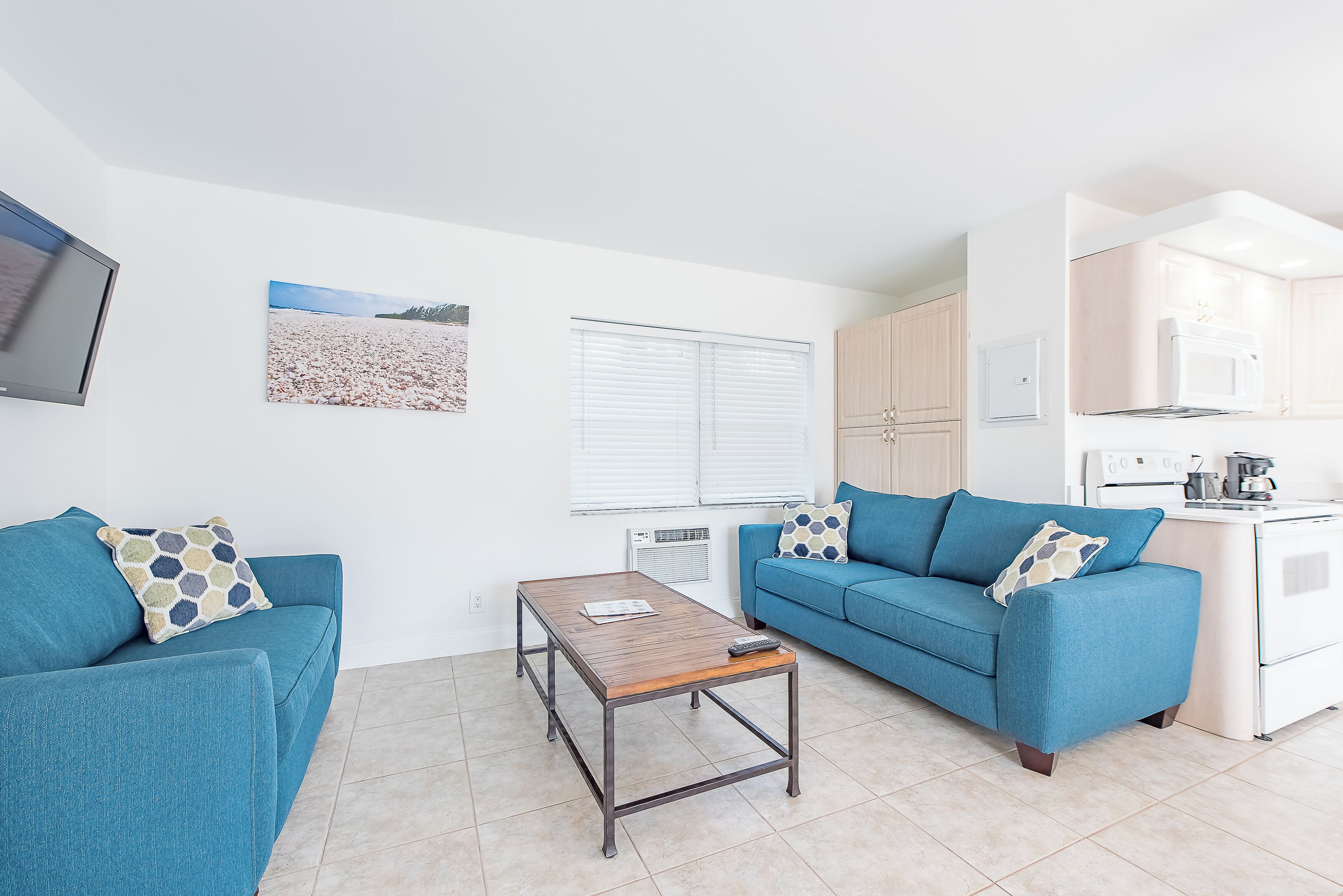 deluxe room, 1 queen bed, non smoking, kitchenette | in-room dining