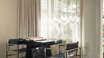 Quarto luxo, cozinha americana | Roupas de cama premium, ferros/tábuas de passar roupa, Wi-Fi de cortesia