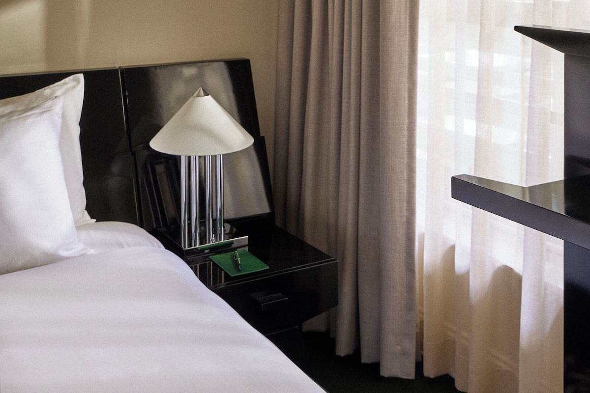 Premium bedding, iron/ironing board, free WiFi, bed sheets