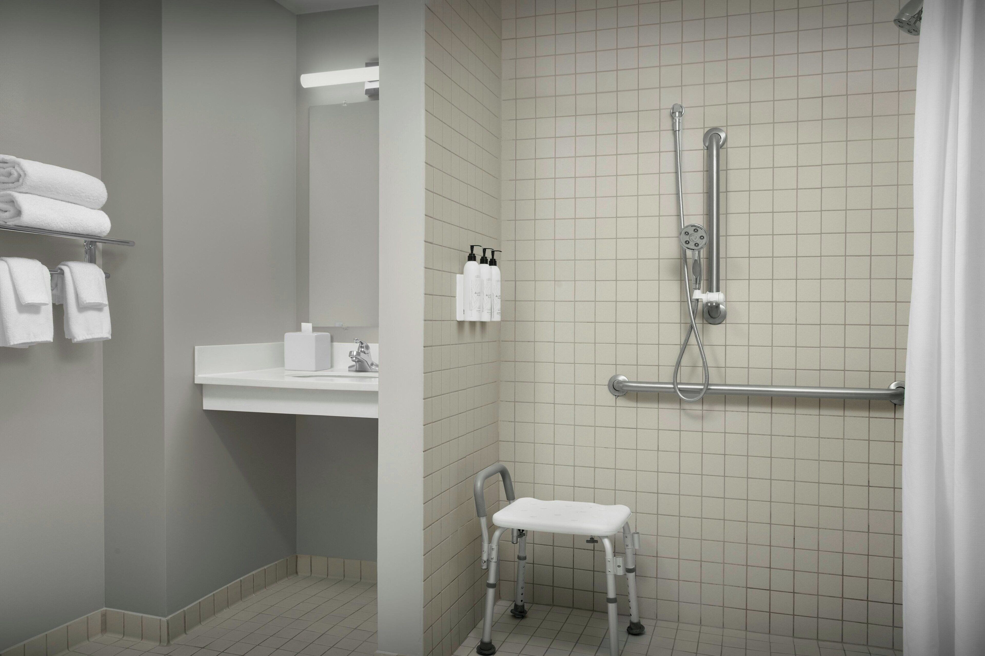 combined shower/bathtub, hair dryer, towels