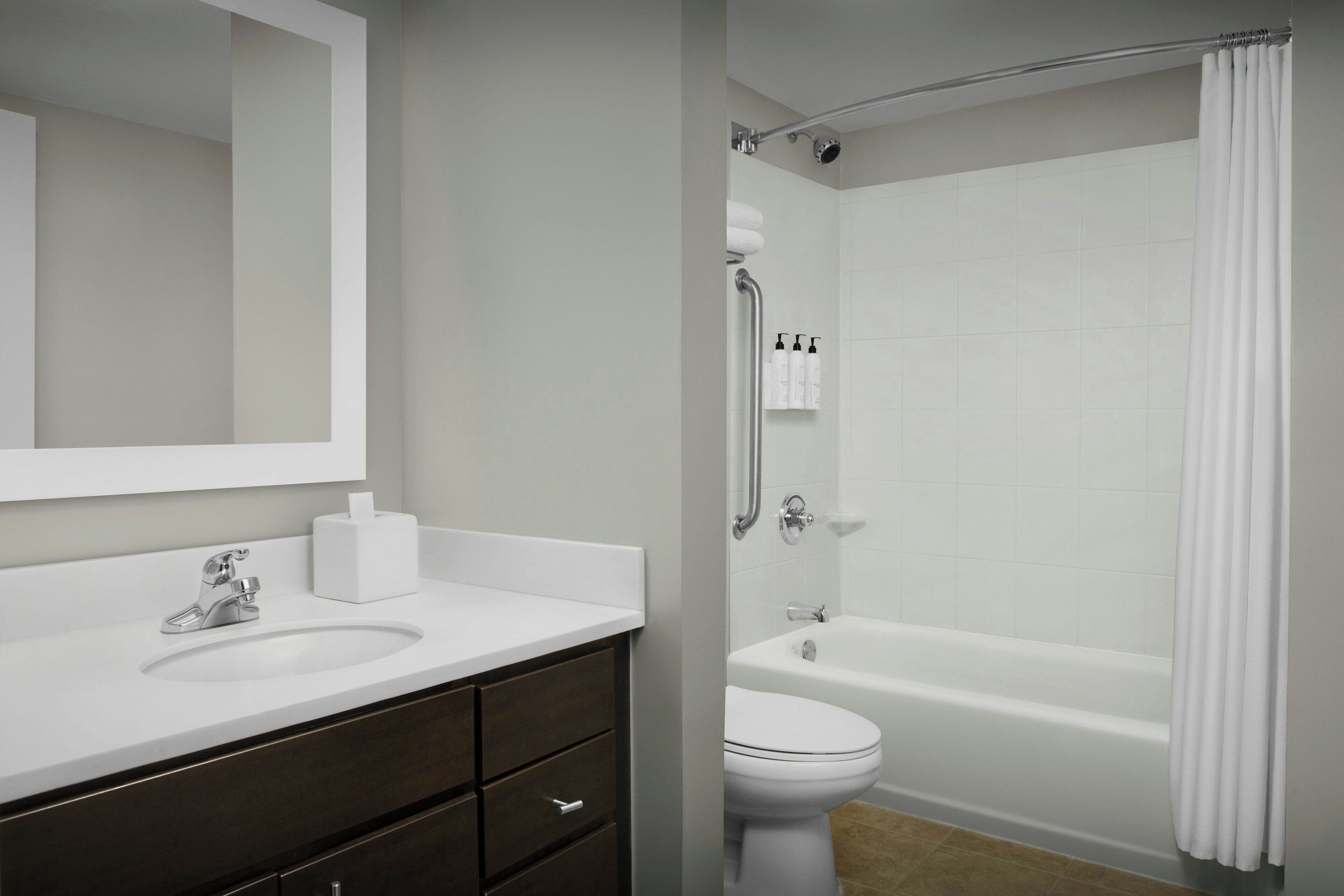 combined shower/bathtub, hair dryer, towels