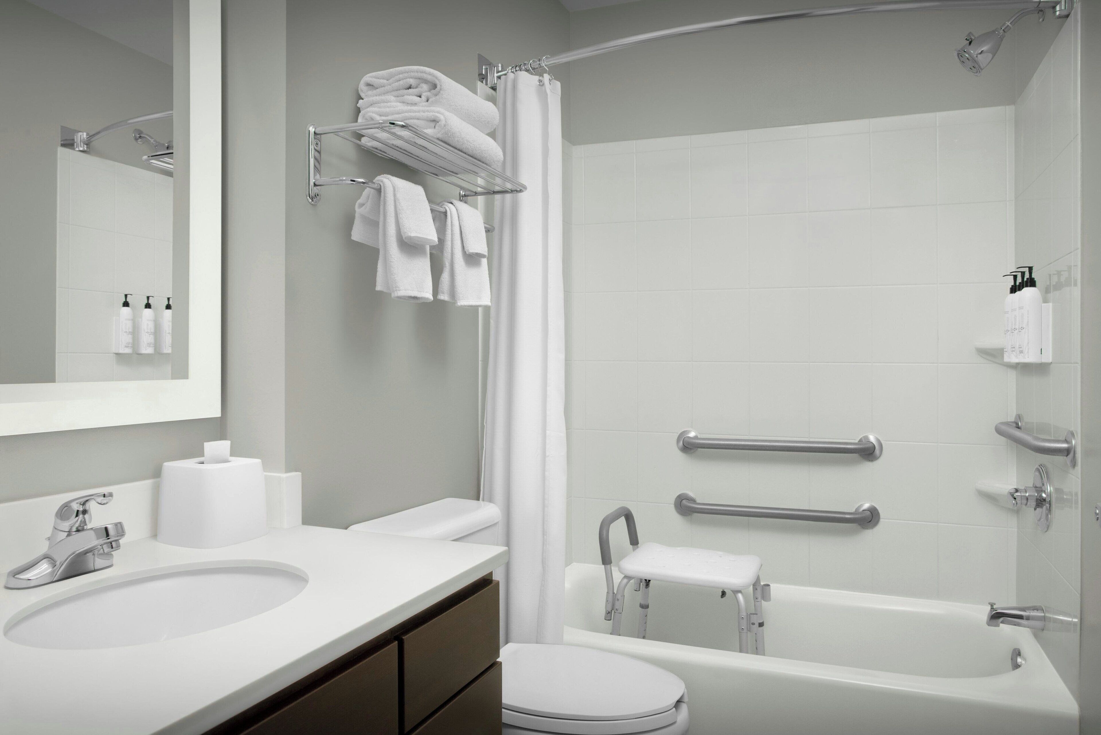 combined shower/bathtub, hair dryer, towels