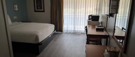 Room, 1 Queen Bed | Desk, free WiFi, bed sheets