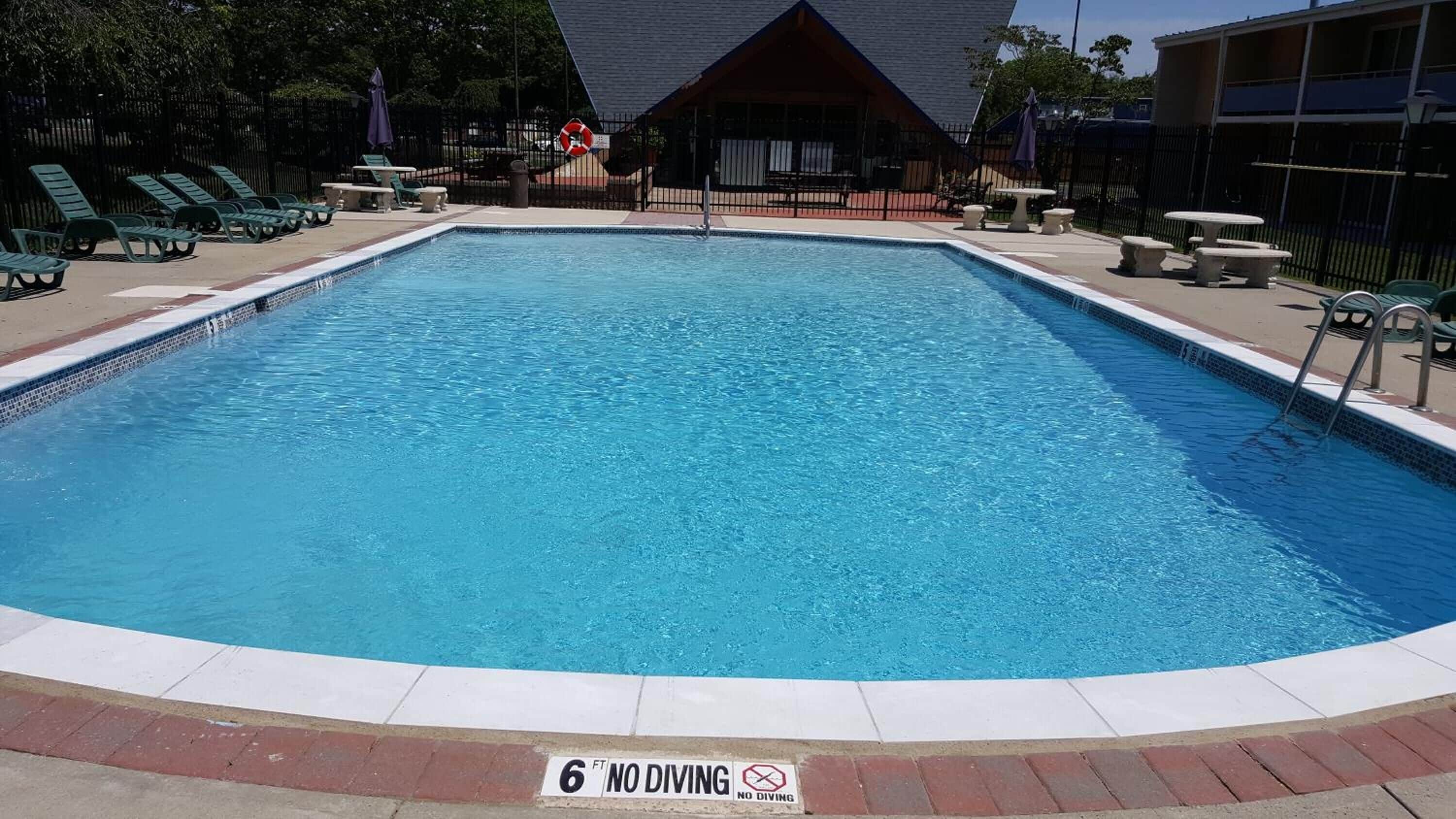 Una piscina al aire libre, tumbonas