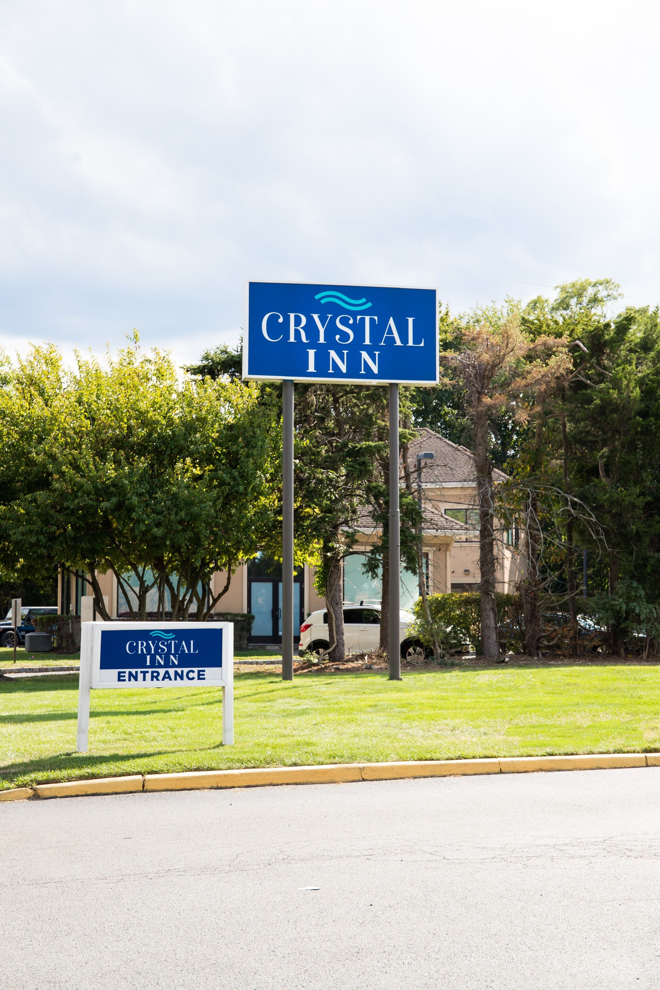 Une enseigne pour le Crystal Inn, avec une indication claire de l’entrée.