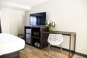 Escritorio, cortinas blackout y tabla de planchar con plancha 