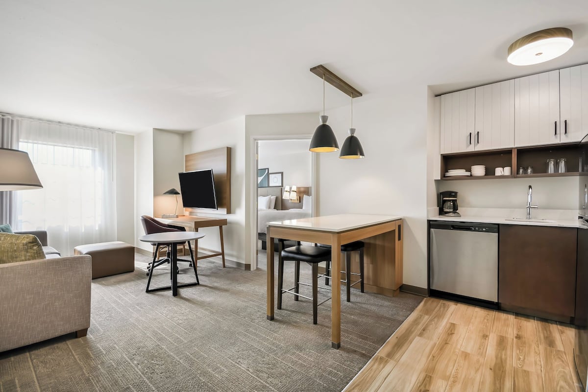 Suite, 1 camera da letto, cucina | 1 camera, una cassaforte in camera, una scrivania, tende oscuranti