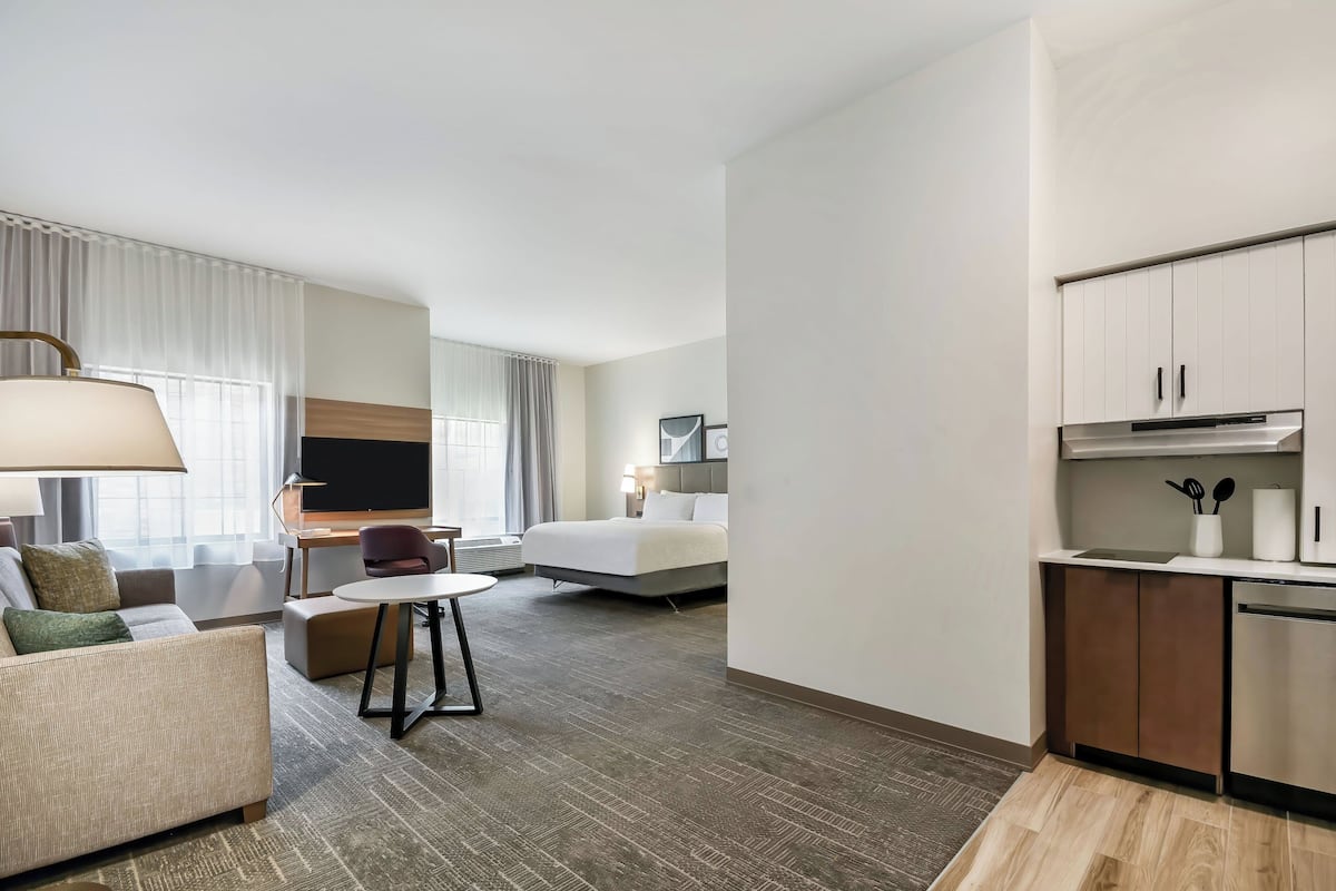 Studio Suite, 1 King Bed, Accessible, Kitchen (Hear, Mobility Tub)