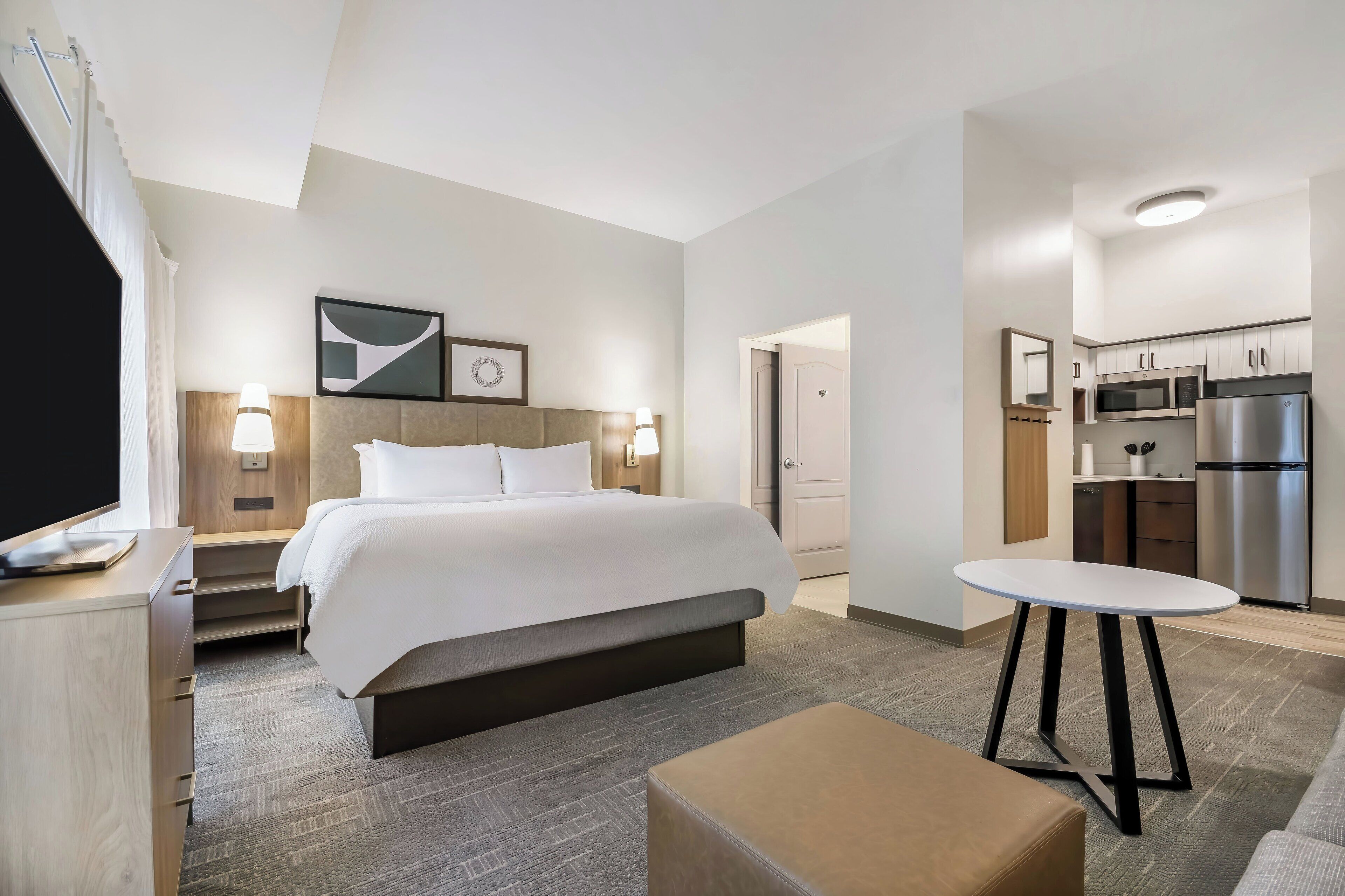 Studio Suite, 1 giường cỡ king, bếp | Két bảo mật tại phòng, bàn, màn/rèm cản sáng, bàn ủi/dụng cụ ủi quần áo 