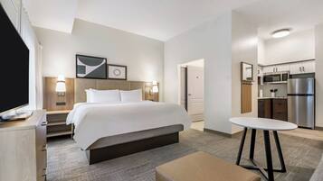 Suíte estúdio, 1 cama King, cozinha | 1 quarto, cofres nos quartos, escrivaninha, cortinas blackout