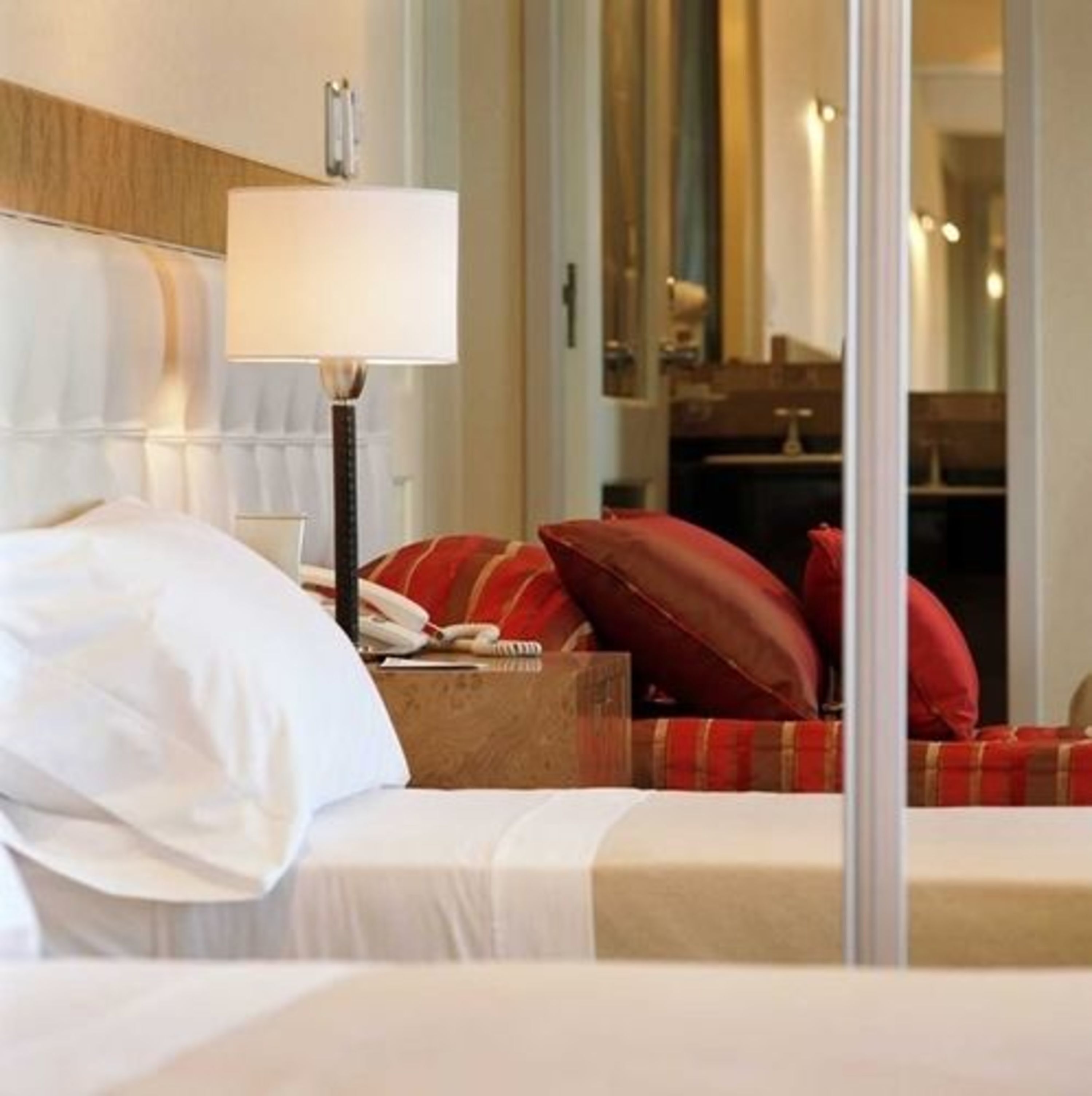 Premium-sengetøj, minibar, pengeskab på værelset