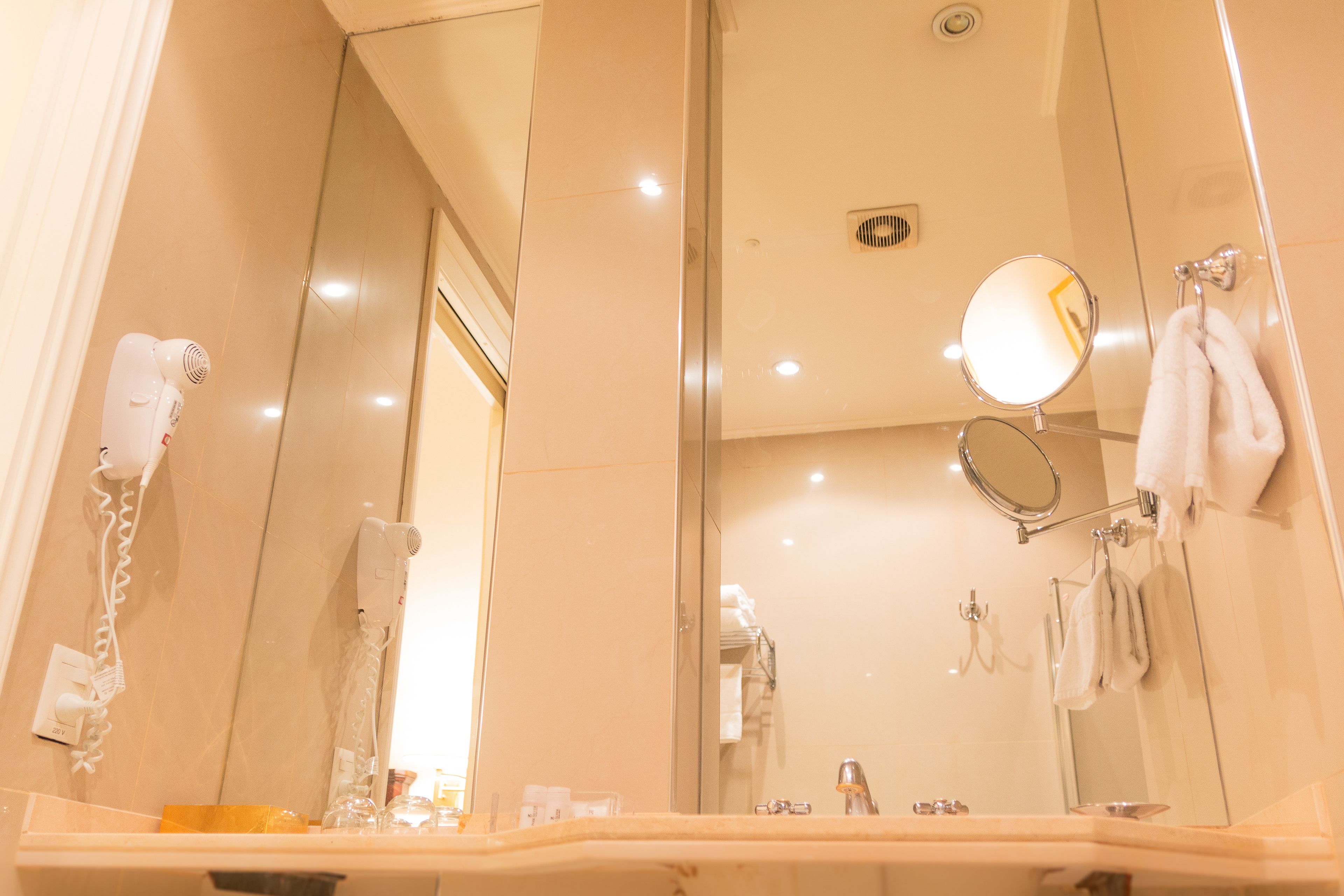 combined shower/bathtub, rainfall showerhead, free toiletries