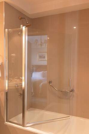 Daunenbettdecken, Minibar, Zimmersafe, Schreibtisch