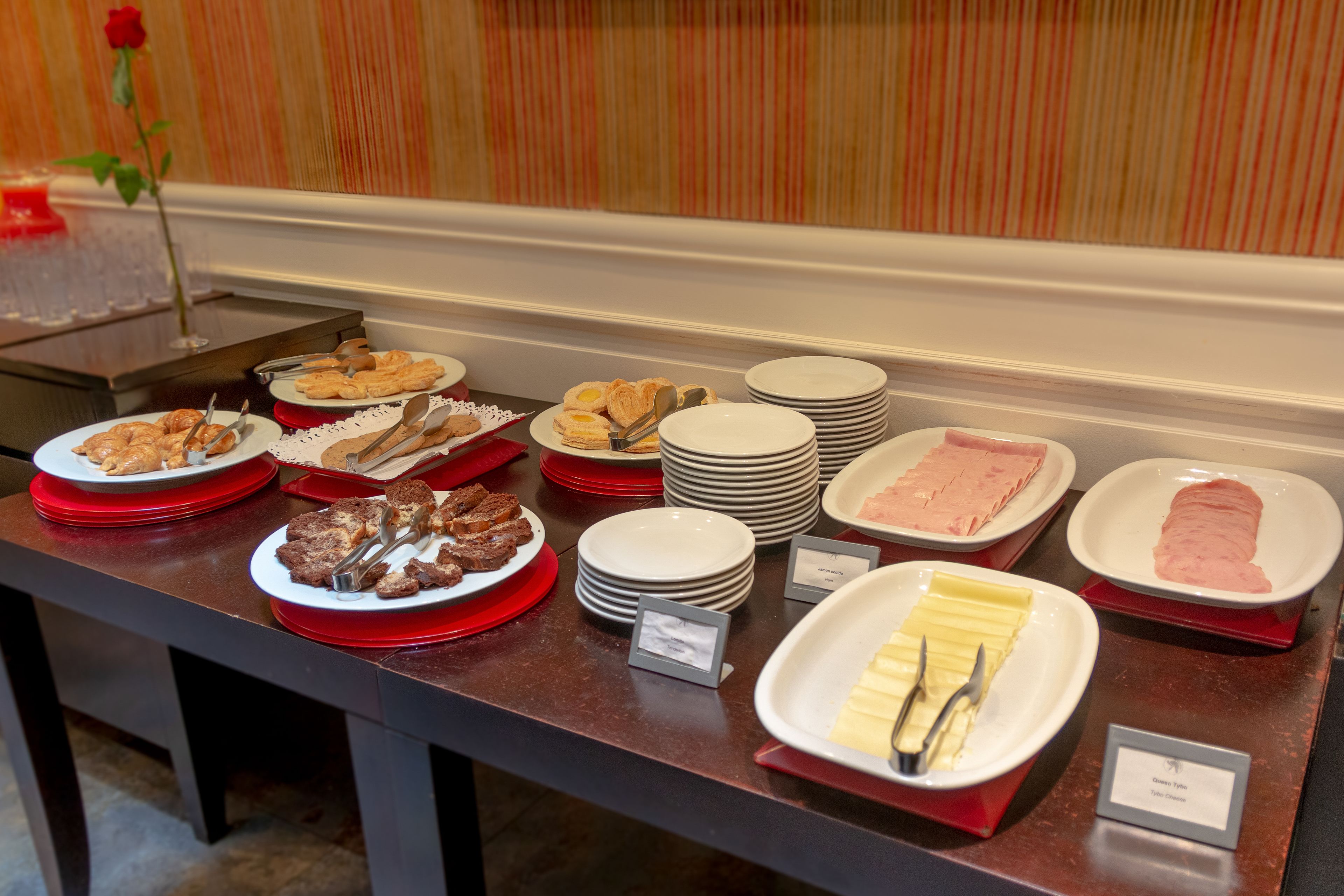 daily buffet breakfast (ars 320 per person)