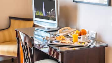 Cubrecamas, minibar, caja de seguridad en la habitación y escritorio