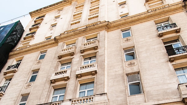 A historic building with a sign for 'Park Silver Hotel' and a Starbucks logo. - Park Silver Obelisco Hotel (Buenos Aires)