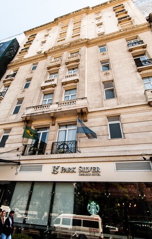 Un edificio histórico con un letrero que indica 'Park Silver Hotel' y el logotipo de Starbucks.