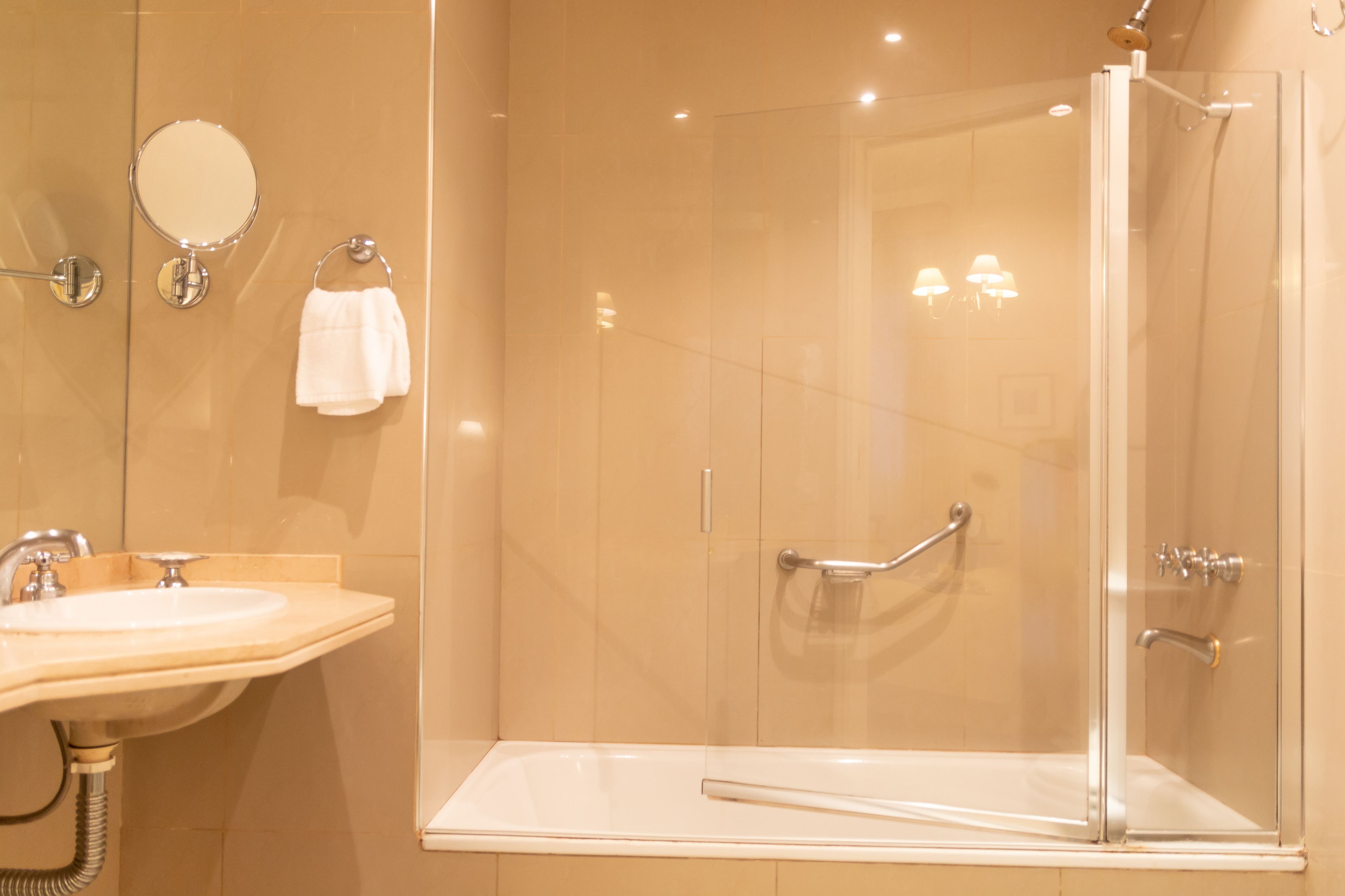 combined shower/bathtub, rainfall showerhead, free toiletries