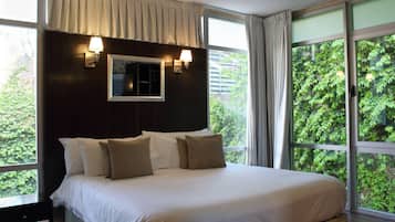 Camas con pillow-top, minibar y caja de seguridad en la habitación