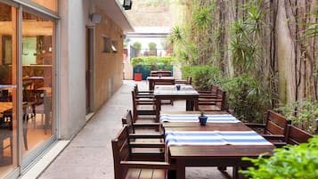 Se sirven desayunos, comidas y cocina argentina con mesas al aire libre