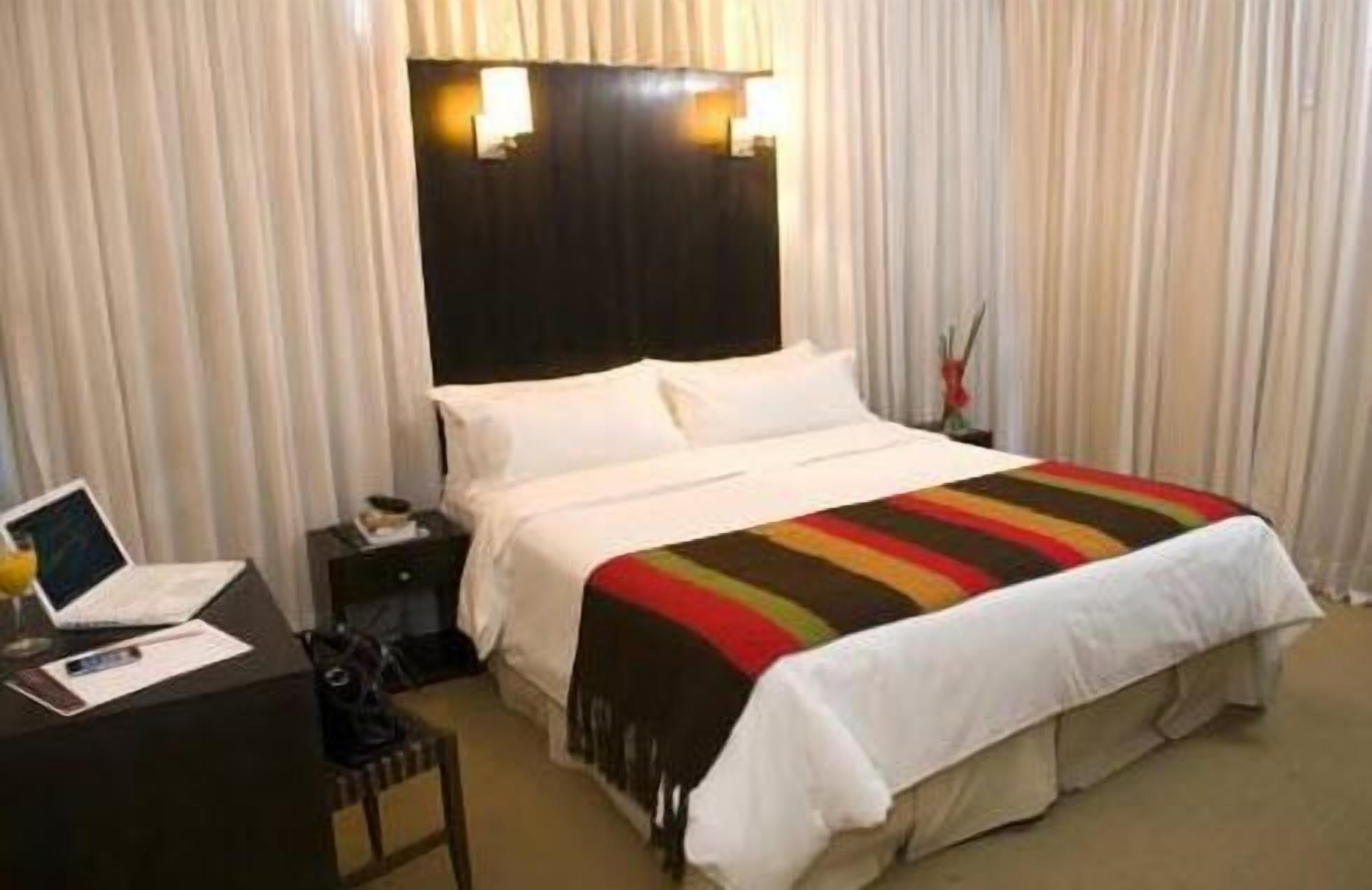 Camas com colchões pillow-top, frigobar, cofres nos quartos