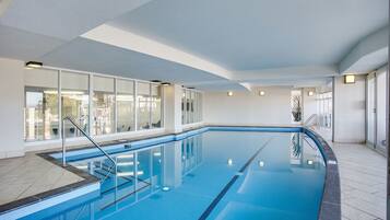 Inomhuspool och utomhuspool