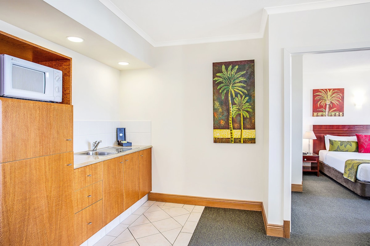 fridge, coffee/tea maker, electric kettle