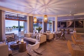 Lobby lounge - Finch Bay Galapagos Hotel (Puerto Ayora)